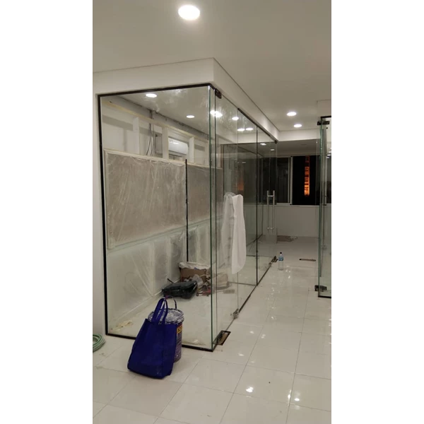 Asahi 10mm clear tempered glass partition