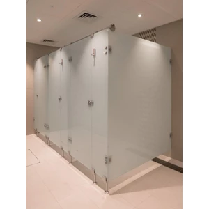 Keunggulan Cubicle Toilet Kaca Dibandingkan Bahan Konvensional